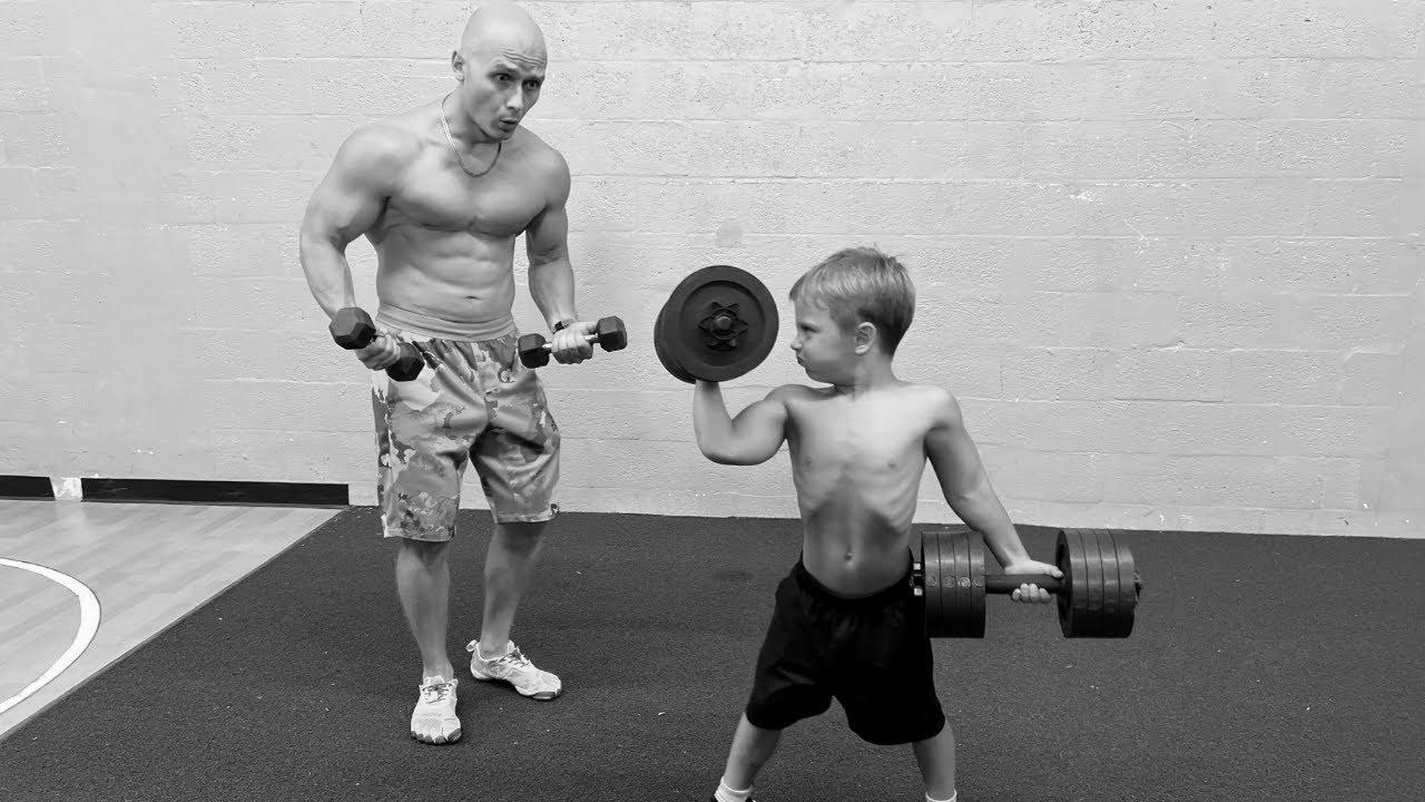 Methods to grow to be STRONG?!  5 12 months Previous Boy Lifts Heavy Weights