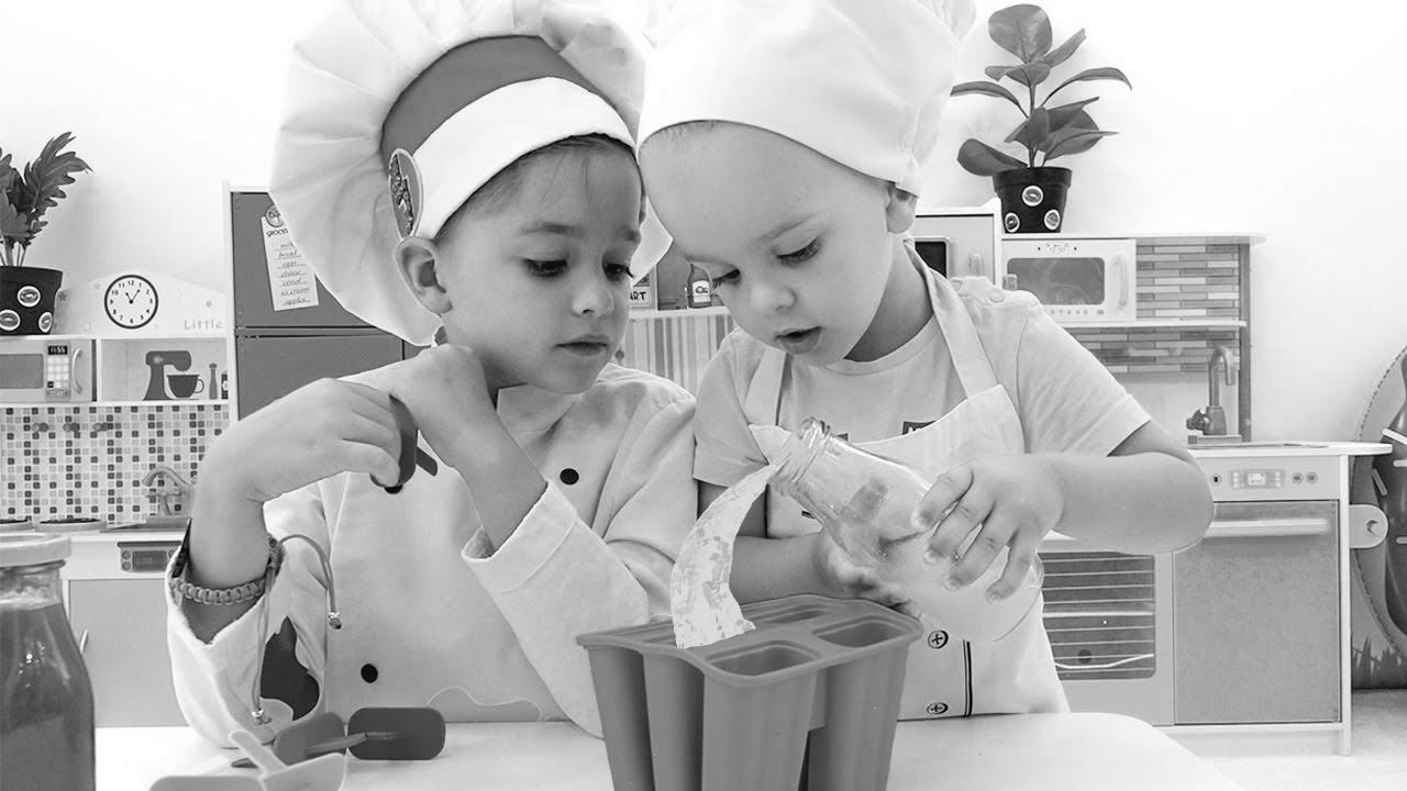 Niki and Chris be taught to prepare dinner for Mother